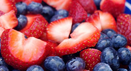 Eat strawberries and blueberries to stave off heart attack